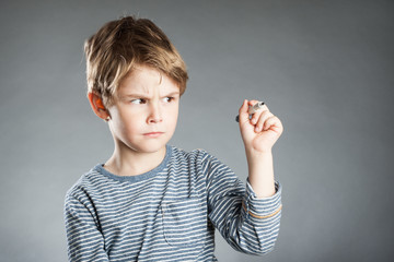 Portrait, Junge, Stift, nachdenklich, grauer Hintergrund