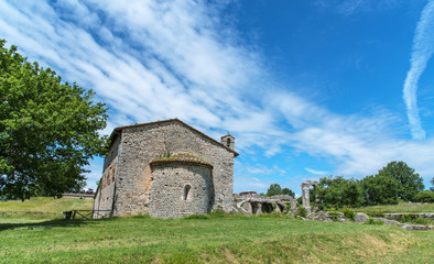 antica chiesa in pietra, san Damiano, italia