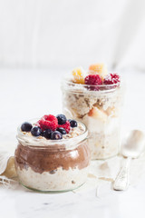 Haferbrei, Kokosnuss und Ananas mit Schokoladen Chia Pudding mit