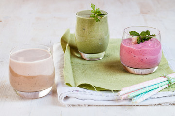 Drei verschiedene Smoothies (Himbeere, Banane-Spinat, Kaffee-Nus
