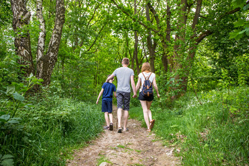 Obraz premium Naturverbundene Familie macht Waldspaziergang