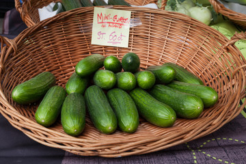 Deutschland, Markt, Korb mit Mini Gurken