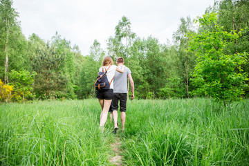 Naturverbundene Familie macht Waldspaziergang