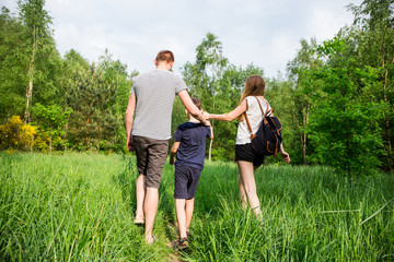 Obraz premium Naturverbundene Familie macht Waldspaziergang