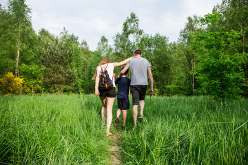 Naturverbundene Familie macht Waldspaziergang