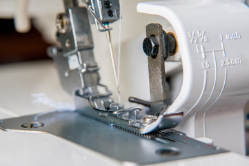 Sewing machine with fabric industrial overlock mechanism