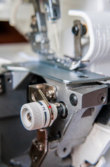 Sewing machine with fabric industrial overlock mechanism