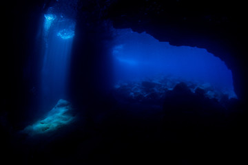 Fototapeta na wymiar Cueva y azul