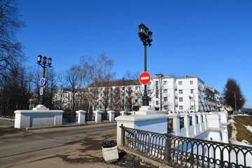 Fototapeta na wymiar Volzhskaya embankment and bridge Semyonov