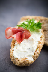 Crispbread with soft cheese with herbs and bacon.