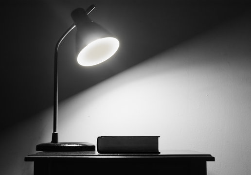 Blanco y Negro de Libro iluminado por l&aacute;mpara