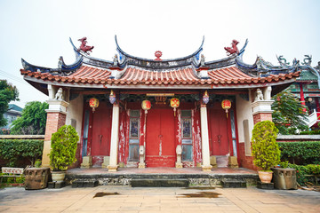 Obraz premium Traditional oriental temple with beautiful decoration in Taiwan (Chinese Translation on lantern:Jen-wen Academy, on board:improve the society by education)