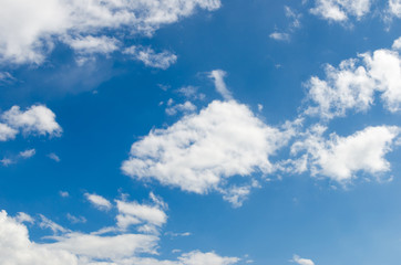 Obraz premium Sunny day with white clouds