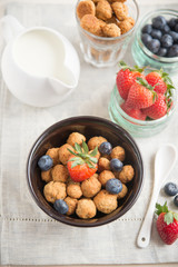 Frühstücks Cerealien mit frischen Beeren und Milch