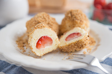 Erdbeerknödel mit Butterbrösel 