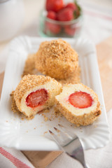 Erdbeerknödel mit Butterbrösel 