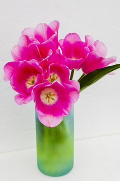 花瓶に入ったピンク色のチューリップの花