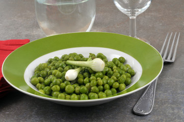 Assiette de petits pois et oignons