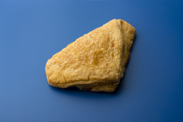 слойки с начинкой из лука и картофеля.