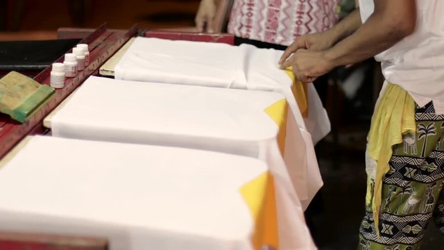 screen printing t shirts on print device