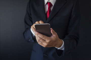 スマートフォンを持つビジネスマンの手元