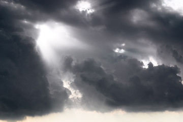 Raggi di luce che attraversano delle nuvole tempestose © oraziopuccio