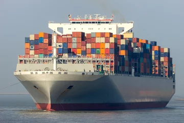 Gordijnen Vooraanzicht van een groot containerschip © VanderWolf Images