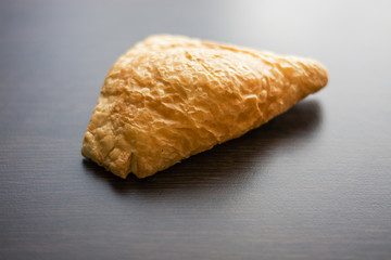 слойки с начинкой из лука и картофеля.