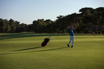 Obraz premium golfer hitting long shot