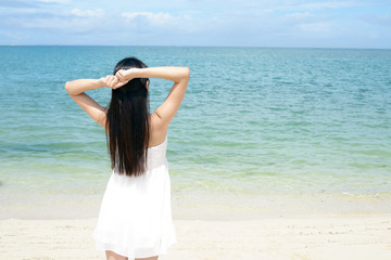 沖縄の海でくつろぐ女性 
