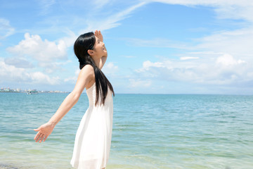 Fototapeta na wymiar 沖縄の海でくつろぐ女性 
