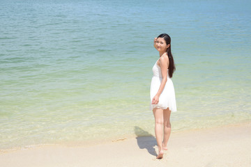 沖縄の海でくつろぐ女性 