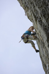 Obraz premium junge Frau beim Klettern in der Steiermark, Österreich