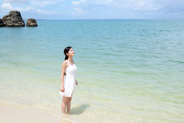 Fototapeta na wymiar 沖縄の海でくつろぐ女性 
