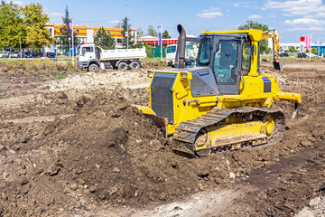 Heavy caterpillar construction machine
