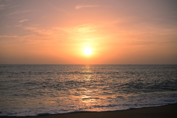 Obraz premium Dawn over the ocean, colorful sky background