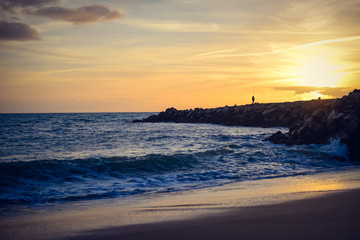 Obraz premium Dawn over the ocean, colorful sky background