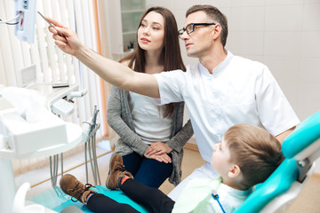Obraz premium Mother and her little son on consultation of dentist