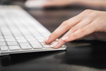 Hände an der Tastatur im Büro