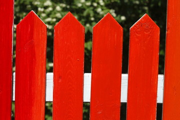 Roter bemalter Holzgartenzaun , Eutin, Schleswig-Holstein, Deutschland, Europa