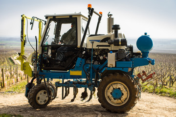 Fototapeta premium tracteur dans les vignes
