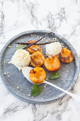 Gegrillte Nektarinen mit Eiscreme