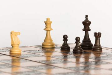 Scacchi fotografati su una scacchiera