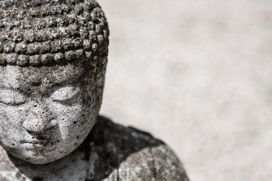 Boeddha beeld, verweerd door de tijd