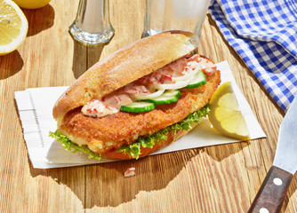 Backfisch im Brötchen