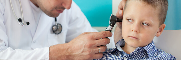 Fototapeta premium Pediatrician using otoscope