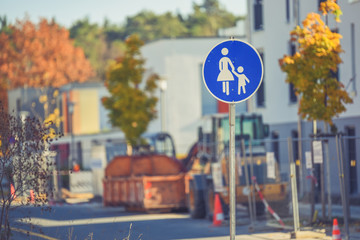Fußweg und Baustelle im Hintergrund