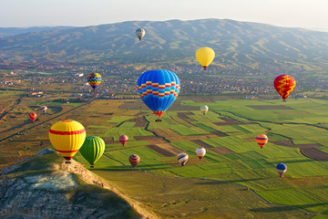 Obrazy na Plexi  Kapadocja. Kolorowe balony na ogrzane powietrze latające nad doliną w