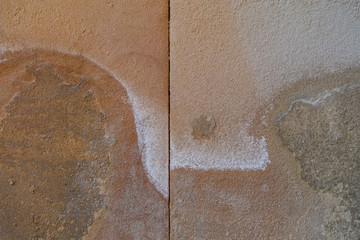 Feuchte Sandsteinwand