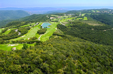 Fototapeta na wymiar campo de golf desde punto alzado vista aerea en girona españa